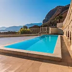 Wonderful Frescoed Apartament